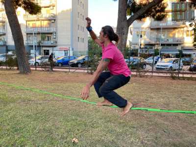 Si rimette quindi in piedi ed esegue dei piccoli salti (i bounce) per poi ripiegarsi e mettersi in una posizione �comoda"...
